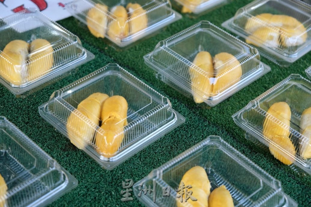 东:已签发/各品种榴梿上架,碰上假期,饕客尝鲜,日销甚至可达1公吨