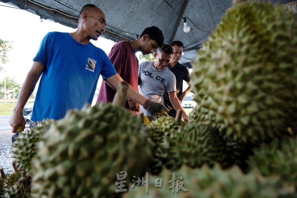 东：已签发／各品种榴梿上架，碰上假期，饕客尝鲜，日销甚至可达1公吨