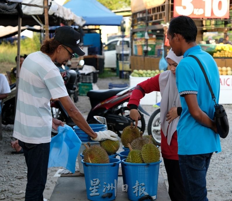 东:已签发/各品种榴梿上架,碰上假期,饕客尝鲜,日销甚至可达1公吨