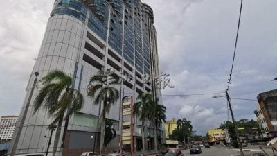 疑人潜入拆玻璃铝框 停运广场大厦引安全隐忧