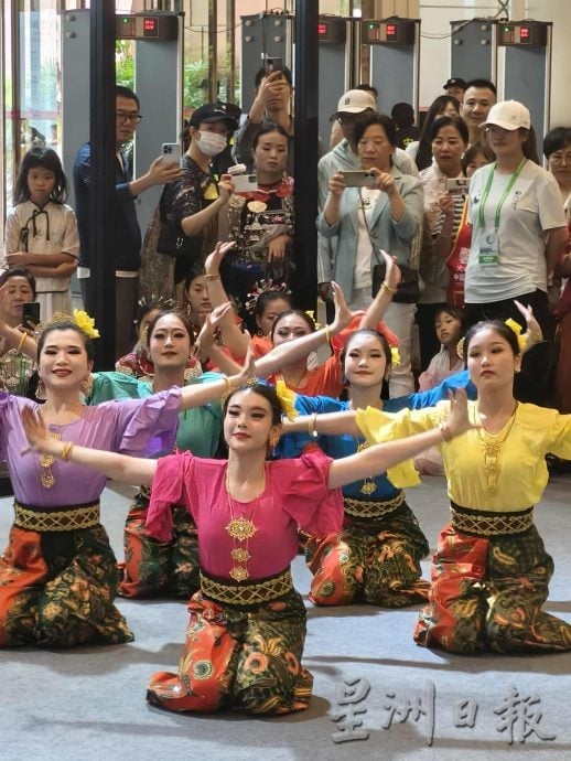 来自吉兰丹州的皮影戏大师杨福成受邀到“第9届中国成都国际非物质文化遗产节”表演，对“非遗传承人”这个身份有了全新的领悟。除了有机会与不同源流的皮影戏师傅交流，也见识了科技赋能对传统技艺的影响。