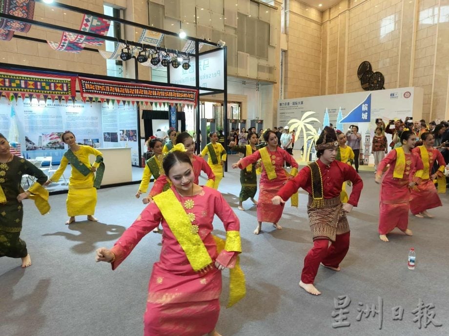 来自吉兰丹州的皮影戏大师杨福成受邀到“第9届中国成都国际非物质文化遗产节”表演,对“非遗传承人”这个身份有了全新的领悟。除了有机会与不同源流的皮影戏师傅交流,也见识了科技赋能对传统技艺的影响。