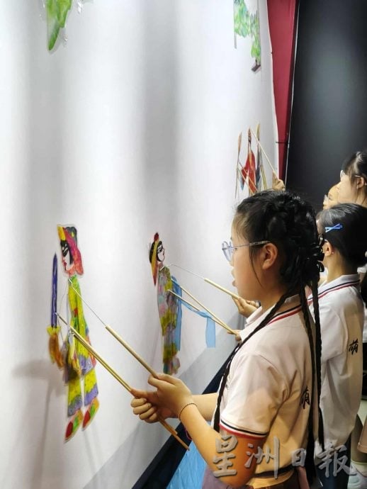 来自吉兰丹州的皮影戏大师杨福成受邀到“第9届中国成都国际非物质文化遗产节”表演,对“非遗传承人”这个身份有了全新的领悟。除了有机会与不同源流的皮影戏师傅交流,也见识了科技赋能对传统技艺的影响。