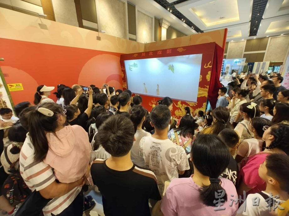 来自吉兰丹州的皮影戏大师杨福成受邀到“第9届中国成都国际非物质文化遗产节”表演,对“非遗传承人”这个身份有了全新的领悟。除了有机会与不同源流的皮影戏师傅交流,也见识了科技赋能对传统技艺的影响。