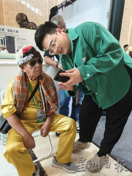 来自吉兰丹州的皮影戏大师杨福成受邀到“第9届中国成都国际非物质文化遗产节”表演,对“非遗传承人”这个身份有了全新的领悟。除了有机会与不同源流的皮影戏师傅交流,也见识了科技赋能对传统技艺的影响。
