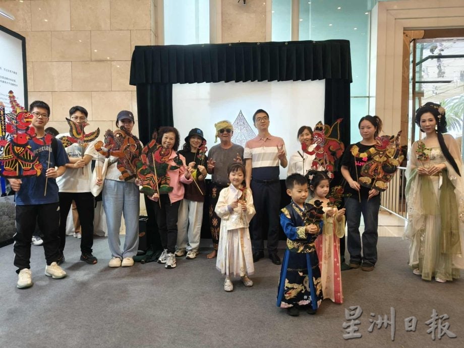 来自吉兰丹州的皮影戏大师杨福成受邀到“第9届中国成都国际非物质文化遗产节”表演,对“非遗传承人”这个身份有了全新的领悟。除了有机会与不同源流的皮影戏师傅交流,也见识了科技赋能对传统技艺的影响。