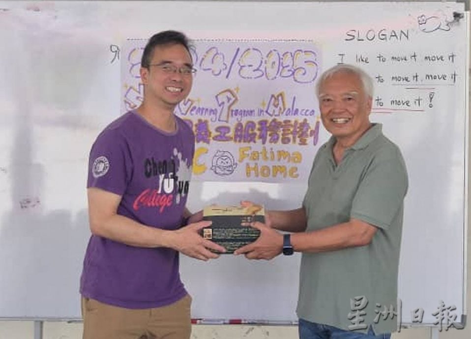澳门大学郑裕彤书院12名学生与导师到马六甲进行“马六甲义工服务计划”