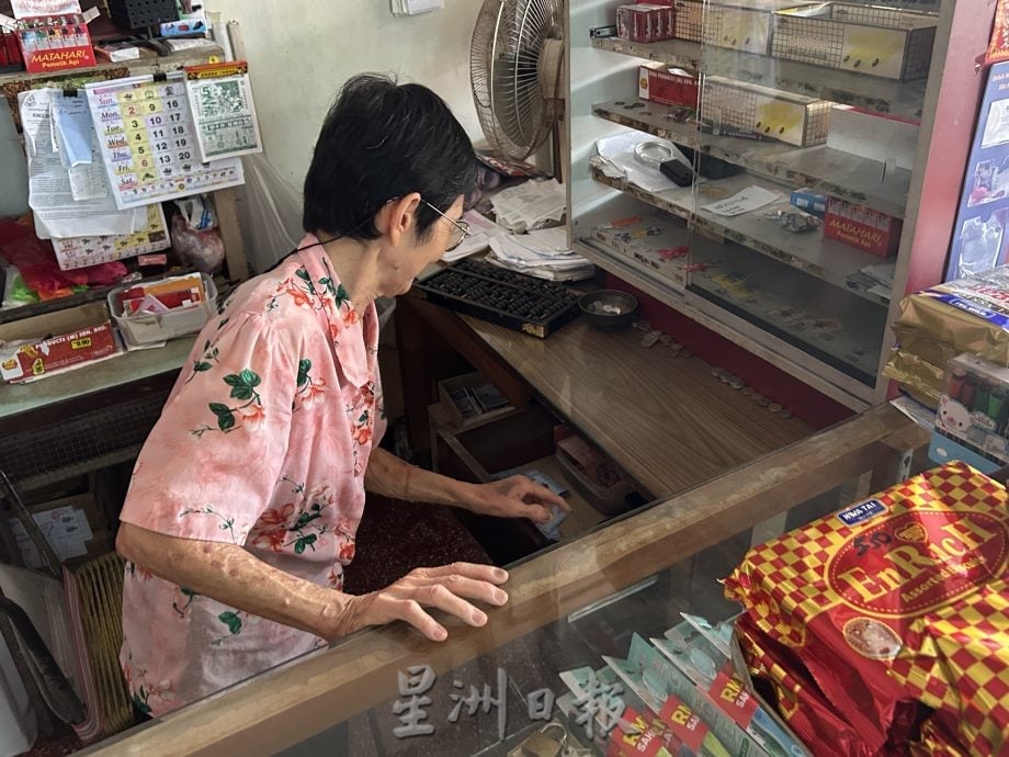 疑精神病患闯店偷钱 老店主阻止遭抓伤