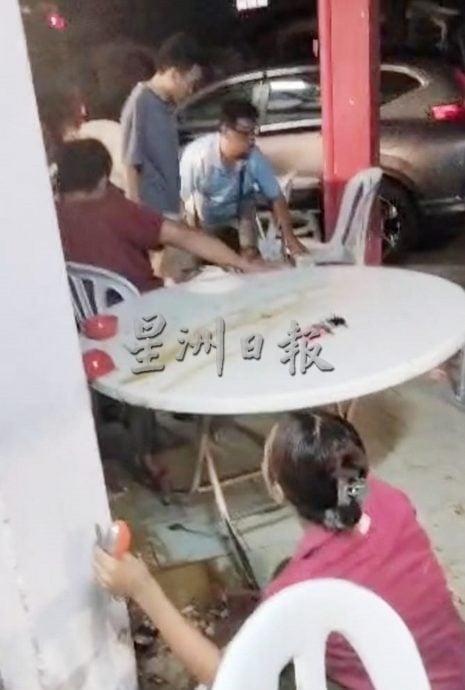 骑士打包早餐 未熄引擎摩托冲走廊 撞伤2顾客
