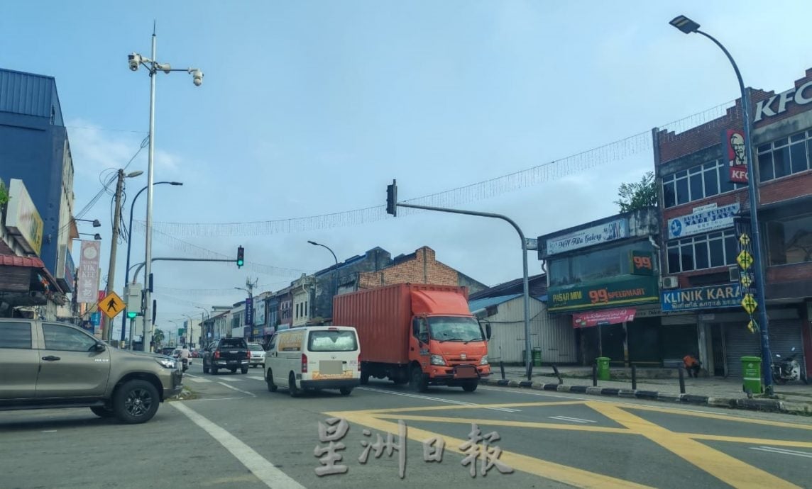 加叻行人交通灯通行只有15秒 车辆闯红灯