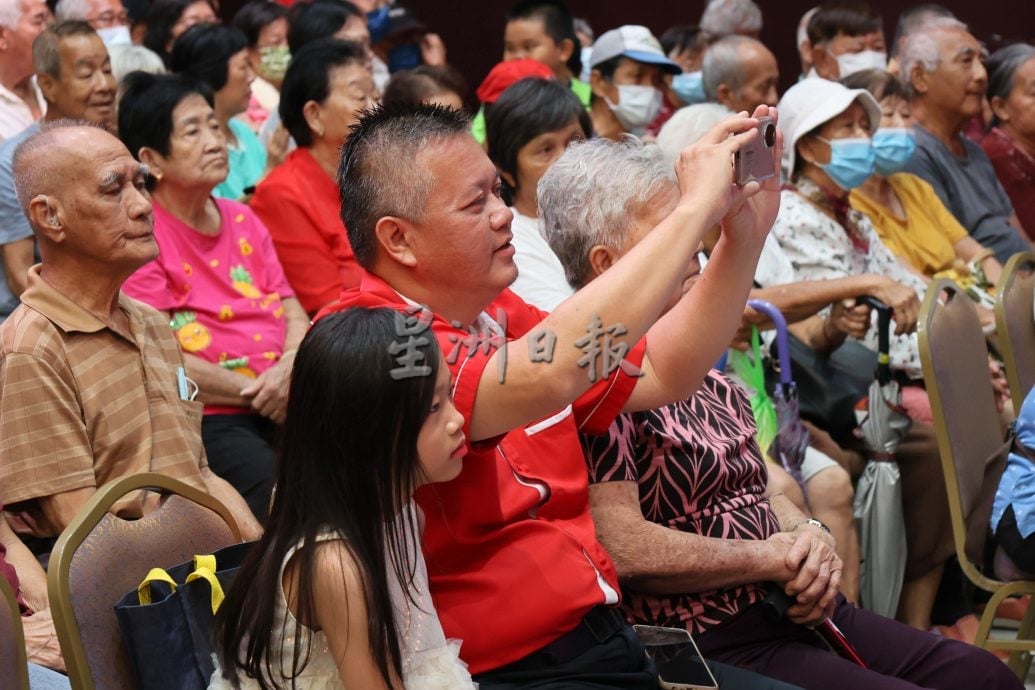 吴金财携母亲孩子出席感恩双亲节,致谢母亲支持政治路程