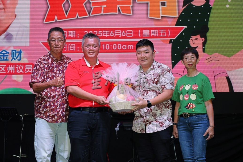 吴金财携母亲孩子出席感恩双亲节,致谢母亲支持政治路程