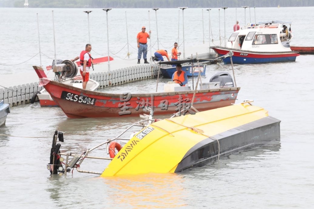 快艇翻覆意外:潜水员没在快艇内寻获失踪者