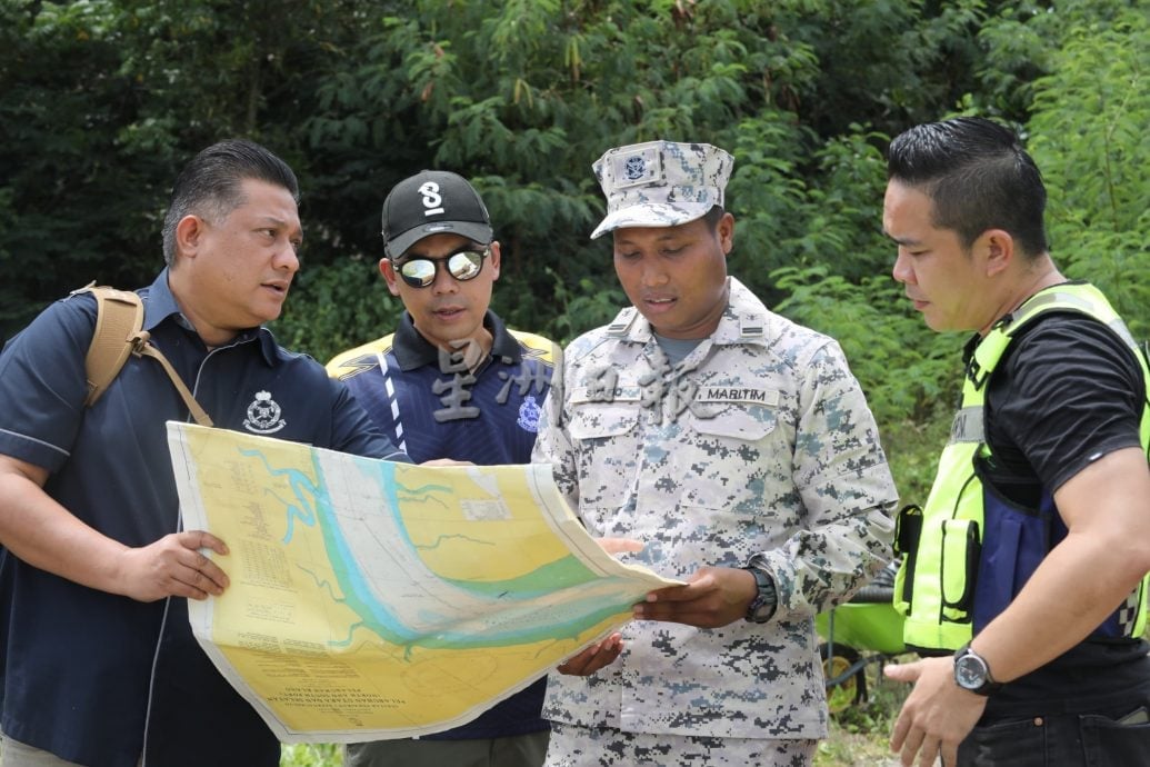 快艇翻覆意外:潜水员没在快艇内寻获失踪者