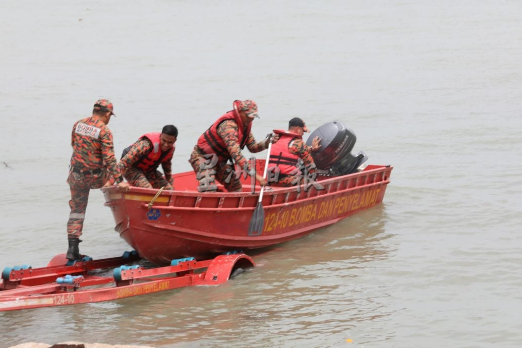 快艇翻覆意外:潜水员没在快艇内寻获失踪者