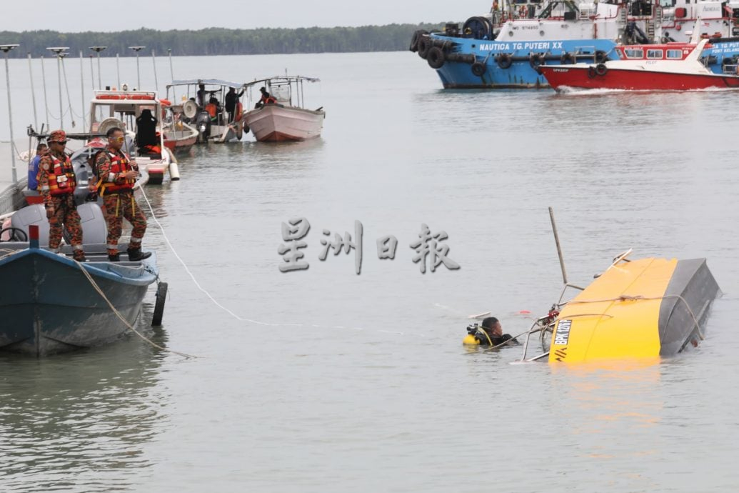 快艇翻覆意外:潜水员没在快艇内寻获失踪者