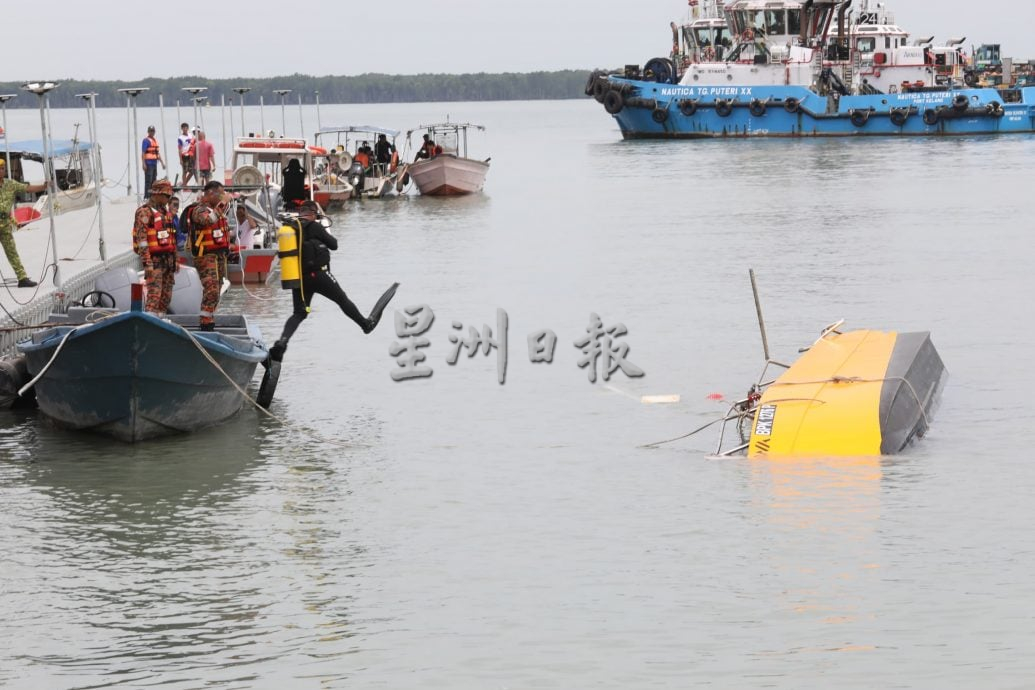 快艇翻覆意外:潜水员没在快艇内寻获失踪者