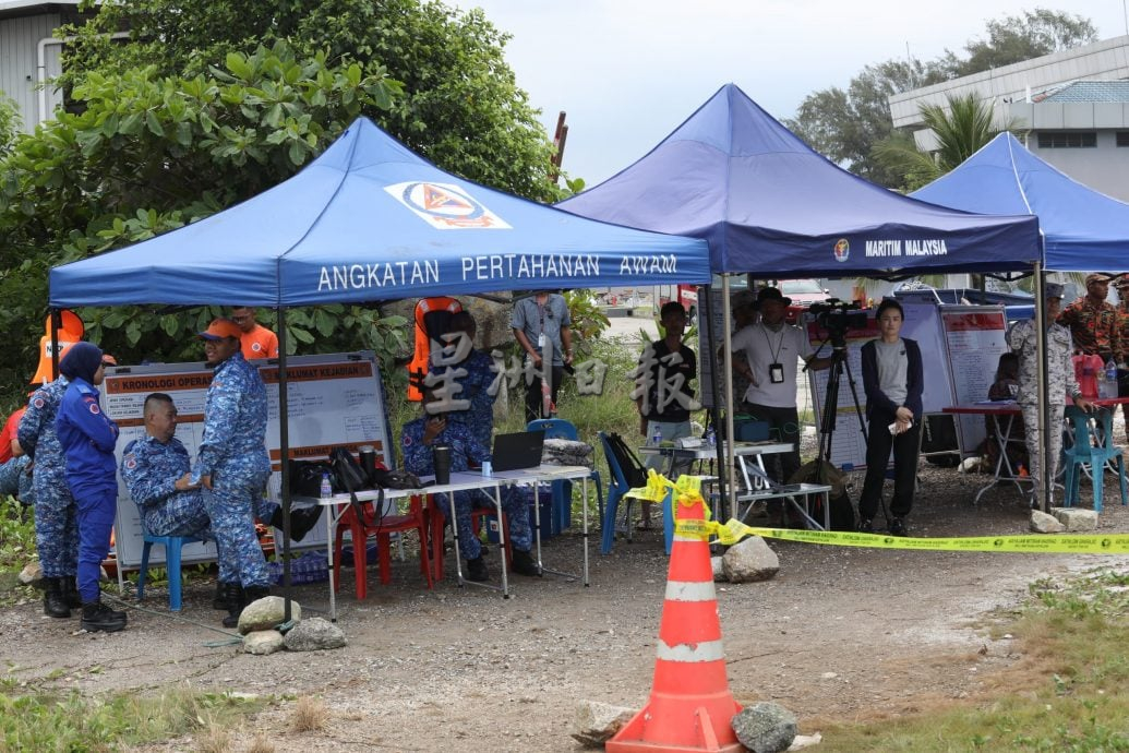 快艇翻覆意外:潜水员没在快艇内寻获失踪者