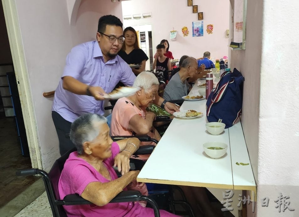 李凯业 颜湘玲 赞助美嘉威安老院伙食 吁义工协助照护工作
