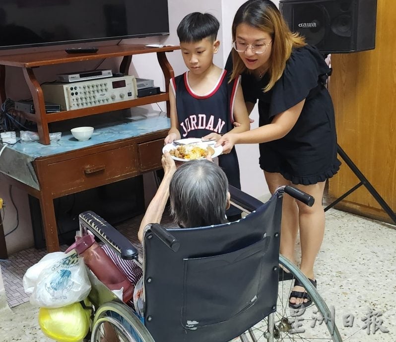 李凯业 颜湘玲 赞助美嘉威安老院伙食 吁义工协助照护工作