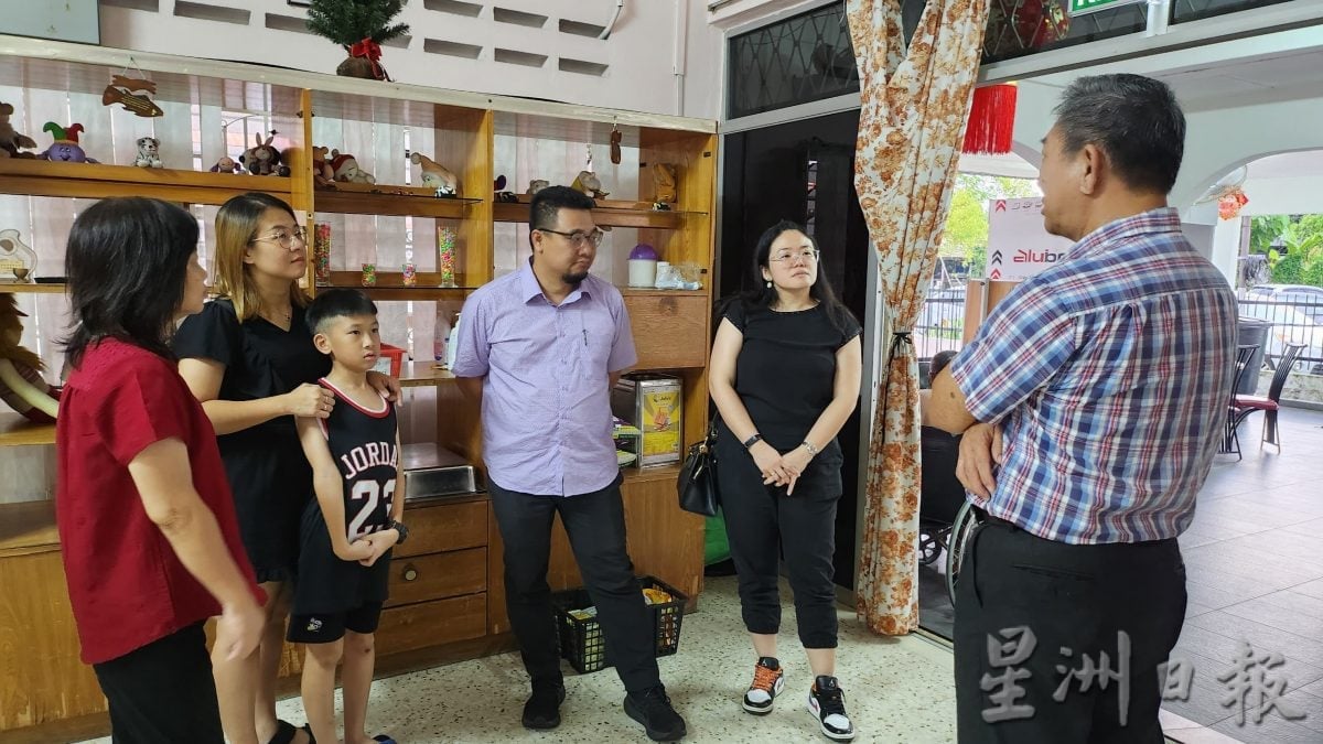 李凯业 颜湘玲 赞助美嘉威安老院伙食 吁义工协助照护工作