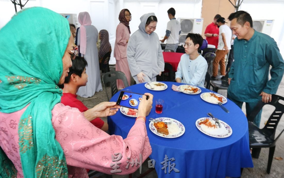 导览讲解斋戒月 清真寺:欢迎非穆参观