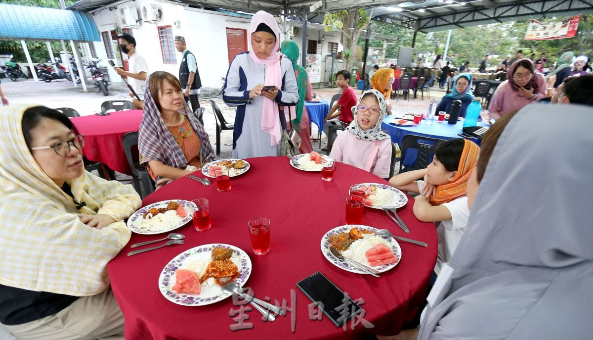 导览讲解斋戒月 清真寺:欢迎非穆参观