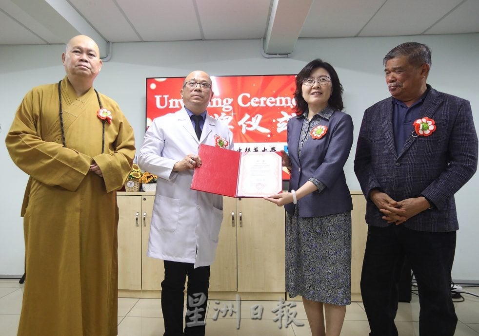 马佛总雪隆分会医药福利中心与2大学签署协议