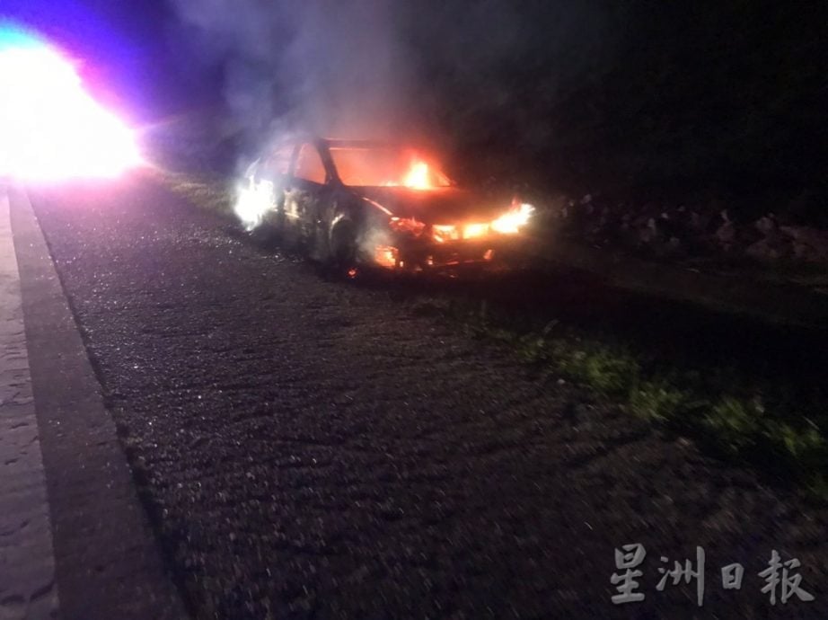 凌晨南北大道起火 轿车烧毁95%