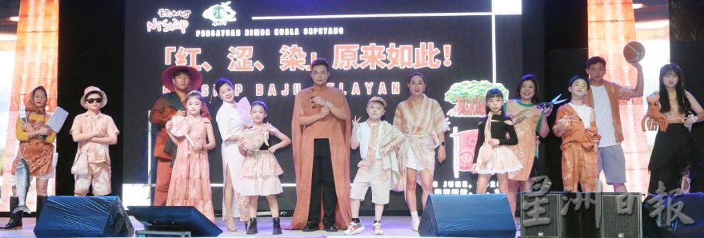 练走位 克服紧张 村民走出十八丁“红涩染”走秀