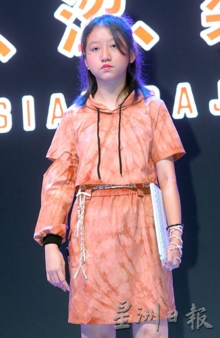 练走位 克服紧张 村民走出十八丁“红涩染”走秀