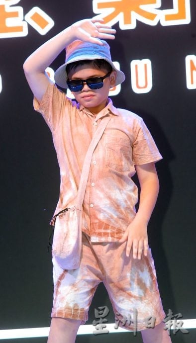 练走位 克服紧张 村民走出十八丁“红涩染”走秀