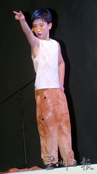 练走位 克服紧张 村民走出十八丁“红涩染”走秀