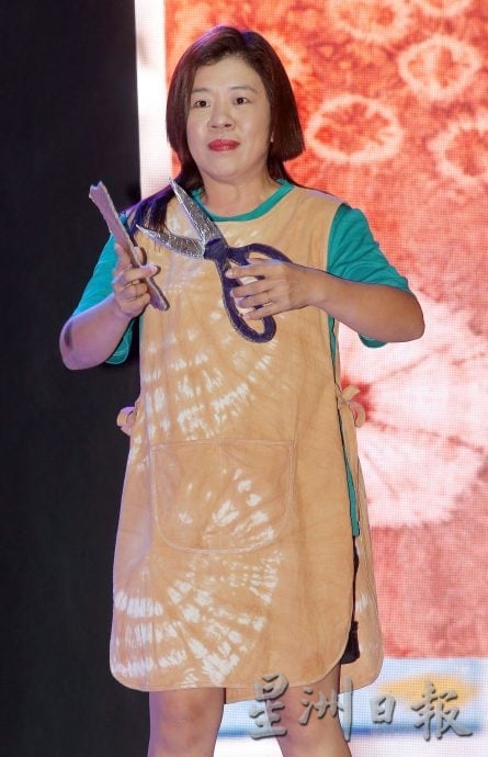 练走位 克服紧张 村民走出十八丁“红涩染”走秀