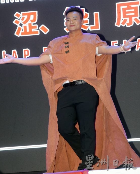 练走位 克服紧张 村民走出十八丁“红涩染”走秀