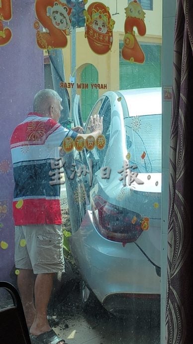 2车撞饭店五脚基︱警:没人受伤 80余岁长者受惊送门诊