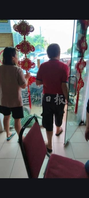 2车撞饭店五脚基︱南兴隆东主:无人受伤 店前花盆缓冲撞击力