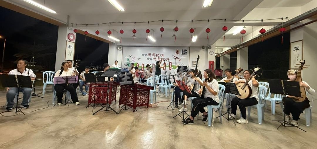 东：​麻坡凯歌乐协会与而连突福建会馆华乐团交流