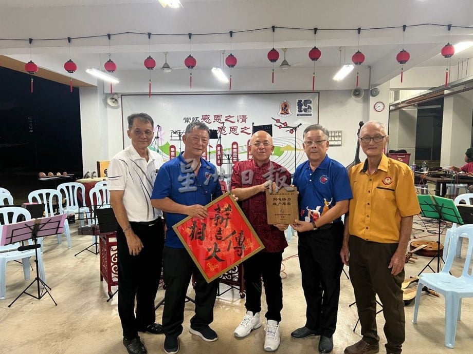 东：​麻坡凯歌乐协会与而连突福建会馆华乐团交流