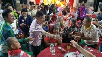 饭桌上不对话却与远方人长谈   曹观友：勿让科技成家庭隔阂