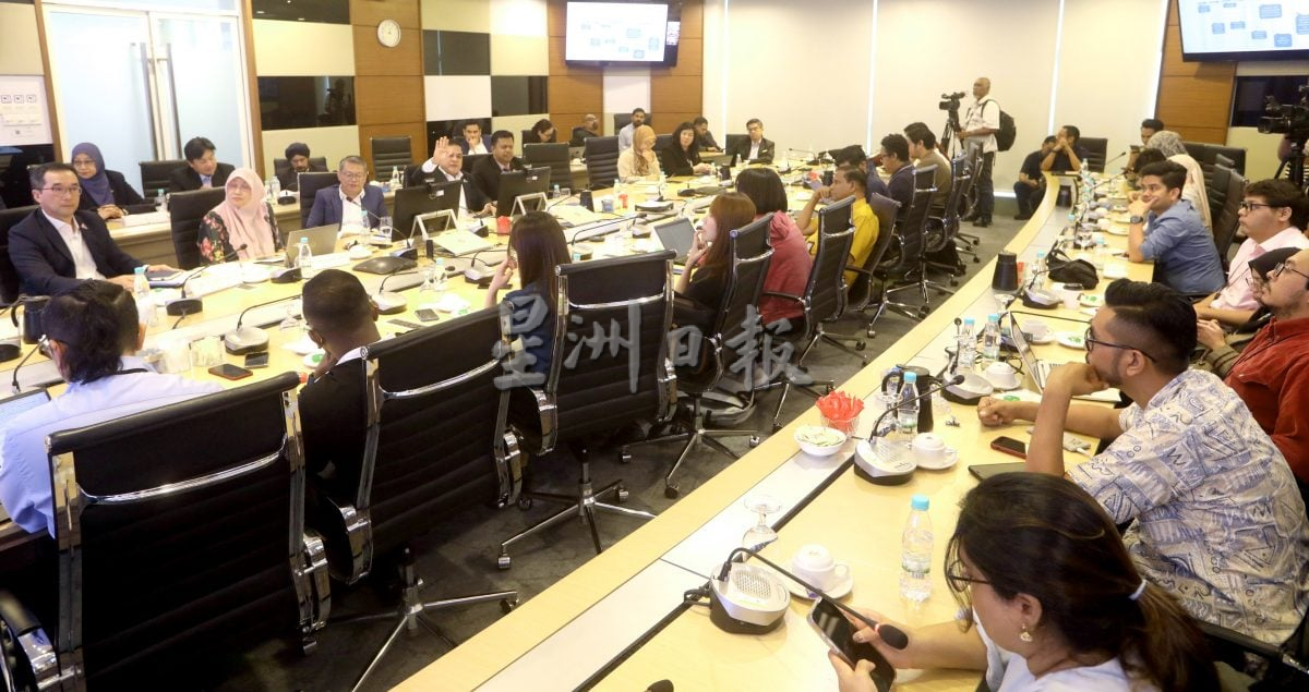 MCMC澄清手机数据用途. 政策获内阁批准