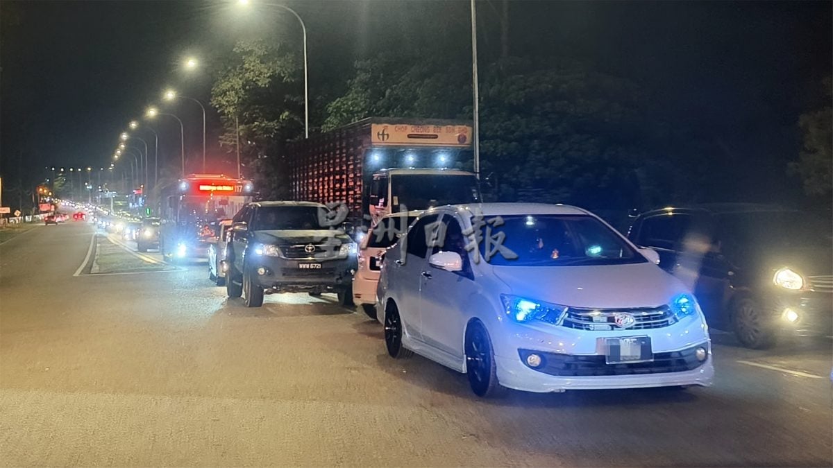 供星洲网/ 学校假期及哈芝节连假结束,瓜拉庇朥主要道路挤满车辆。