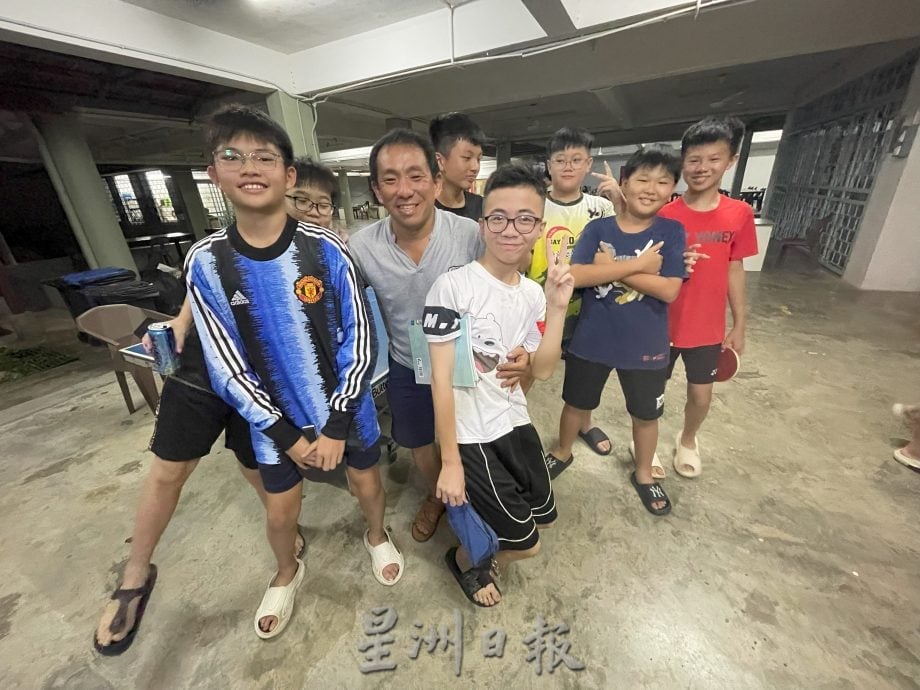 已签发 柔:善心美事:蔬果大使李兴凉校园派送“丑蔬果”