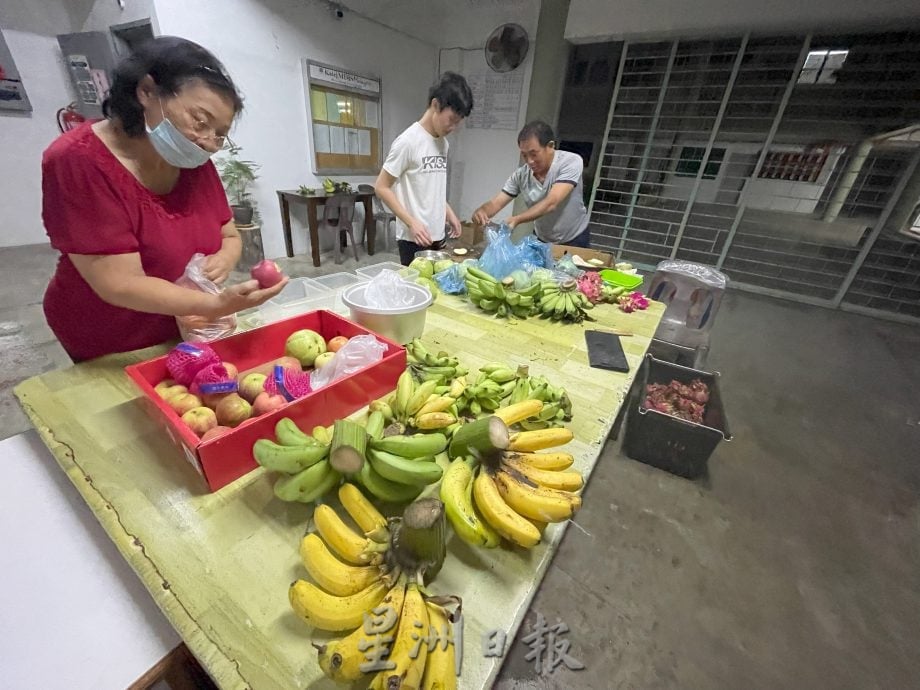 已签发 柔:善心美事:蔬果大使李兴凉校园派送“丑蔬果”