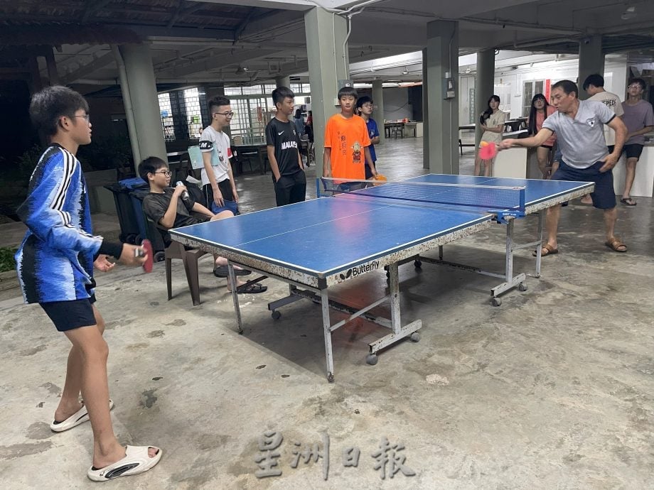 已签发 柔:善心美事:蔬果大使李兴凉校园派送“丑蔬果”