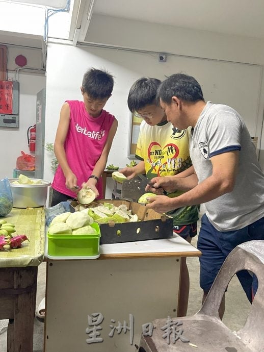已签发 柔:善心美事:蔬果大使李兴凉校园派送“丑蔬果”