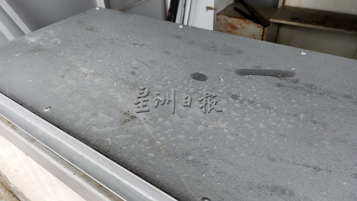 供星洲网:漏水!生锈!设施被偷!市政厅紧急维修中!罗白MyKiosk销售亭最快6月15日后才开档