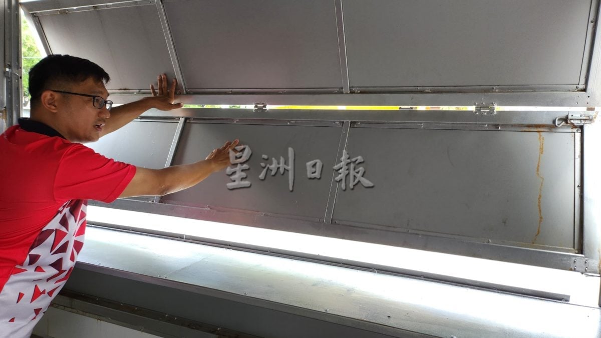 供星洲网：漏水！生锈！设施被偷！市政厅紧急维修中！罗白MyKiosk销售亭最快6月15日后才开档 