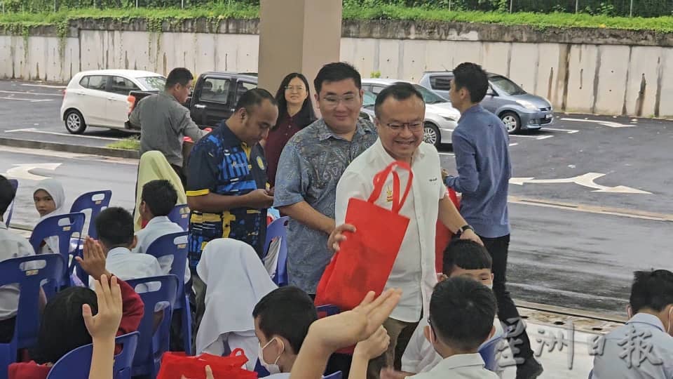 班丹中华华小开课 62名学生开心报到