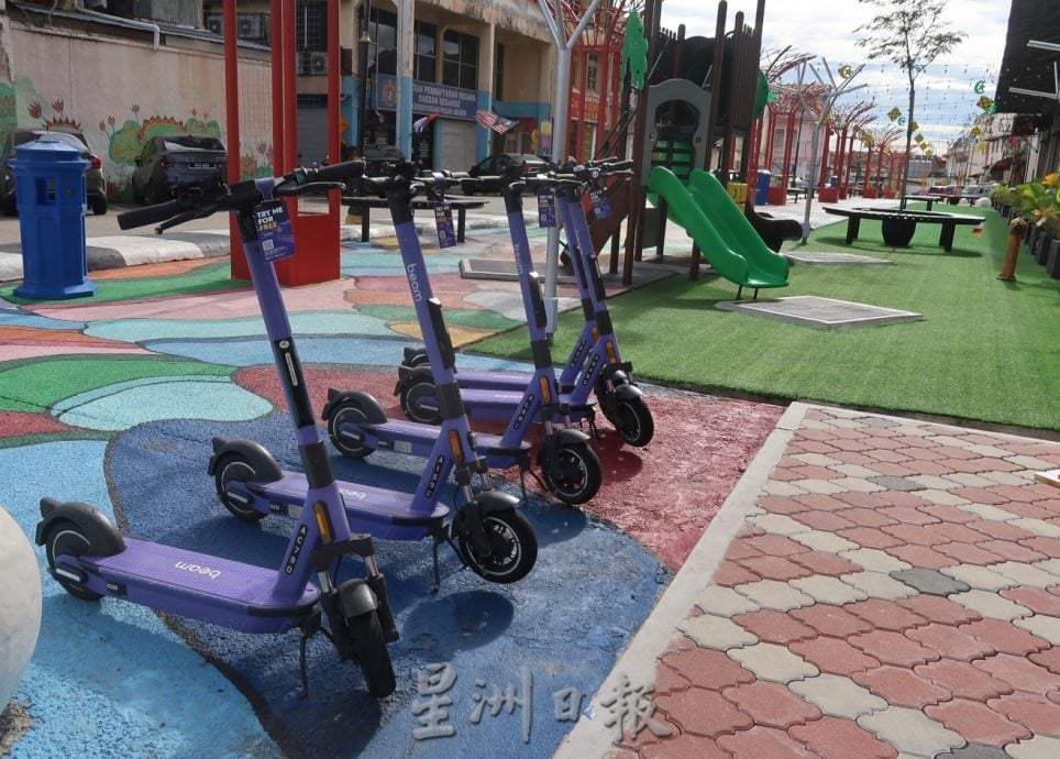 (已签发)柔:特稿:共享电动滑板车驶入昔市,供市民游客付费代步畅游